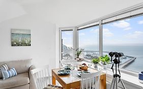 Wellswood Apartment - Sunny Apartment With Stunning Sea Views And Private Balcony